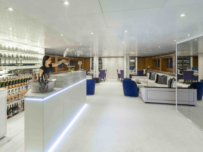 Superyacht MISCHIEF - Main salon bar and lounge