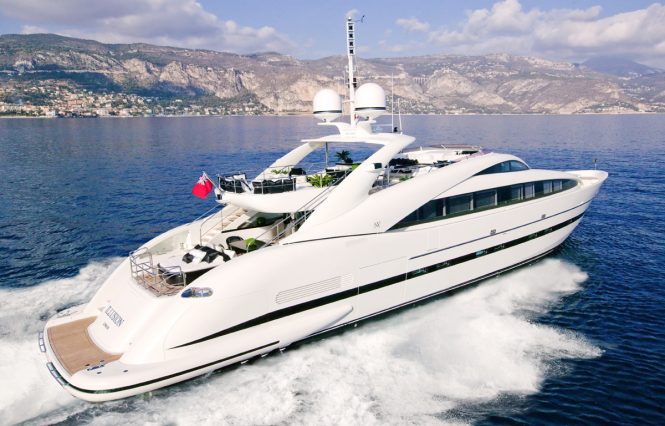 Charter luxury yacht Sealyon in the Bahamas this Christmas and New Year