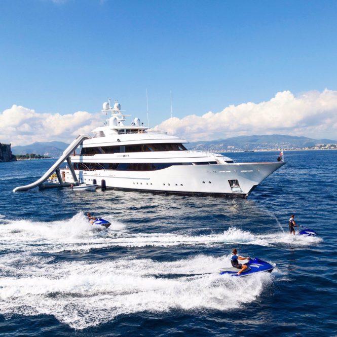 Lady Britt in full splendour with water toys