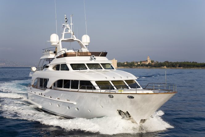 30m SALU offers ‘9 days for the price of 7’ yacht charter special
