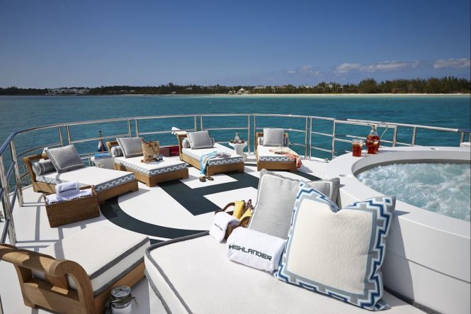 helideck / sun deck with Jacuzzi