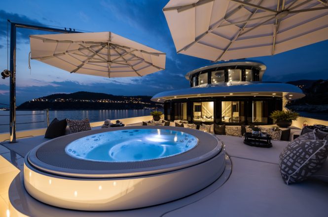 Jacuzzi by night - Photo Jeff Brown