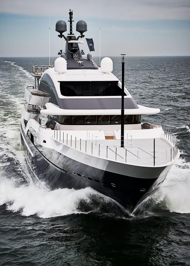 Video: 90m Mega Yacht Dar running at her maximum speed