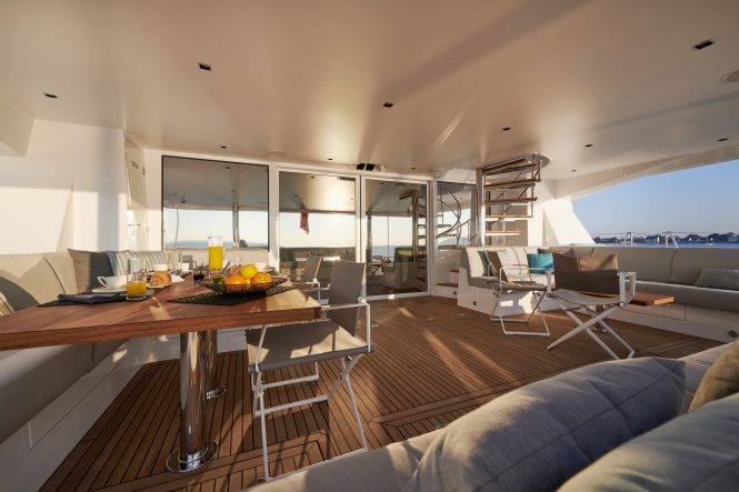 aft deck breakfast set up - Photo Bernard Galeron / JFA Yachts