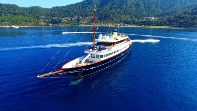 M/Y CLARITY at a GREAT rate for charters in the Bahamas