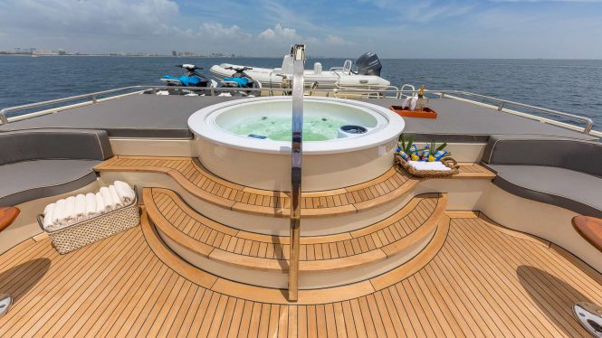 Jacuzzi with large sun pads for the ultimate relaxation