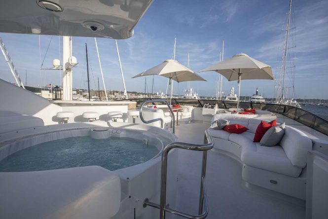 Sun deck Jacuzzi
