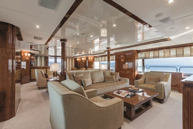 Comfortable saloon with plenty of seating