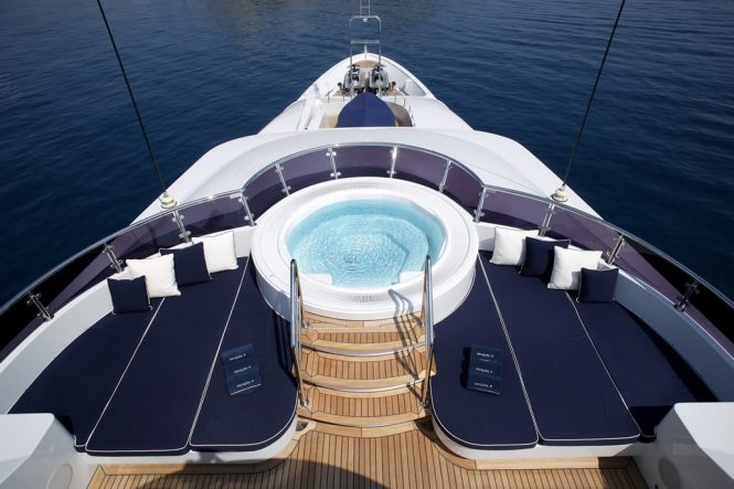 Jacuzzi with huge sun pads to unwind on