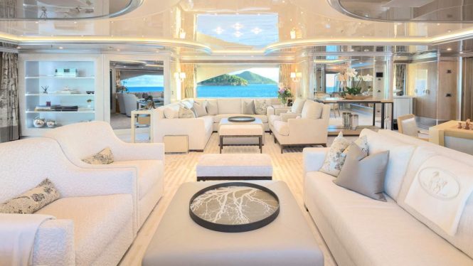 Spacious elegant saloon with plenty of room to relax