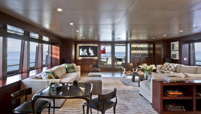 Spacious saloon with plenty of seating areas