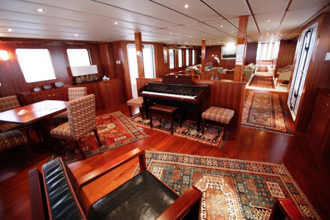 Main saloon with classic decor