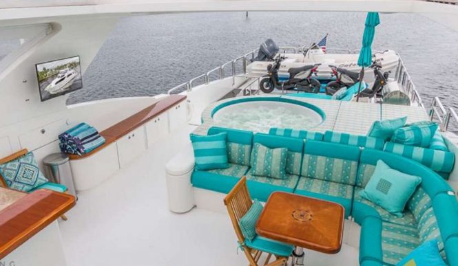 Sun deck with Jacuzzi