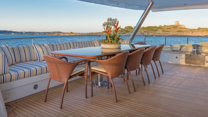 Aft deck exterior dining area