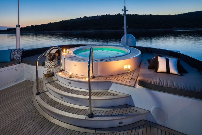 Jacuzzi by night