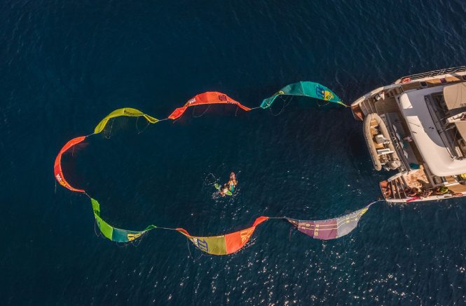 The yacht with kites