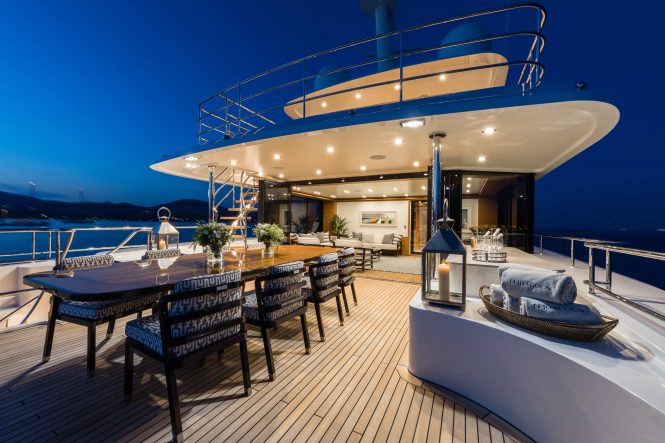 Bridge deck alfresco dining option