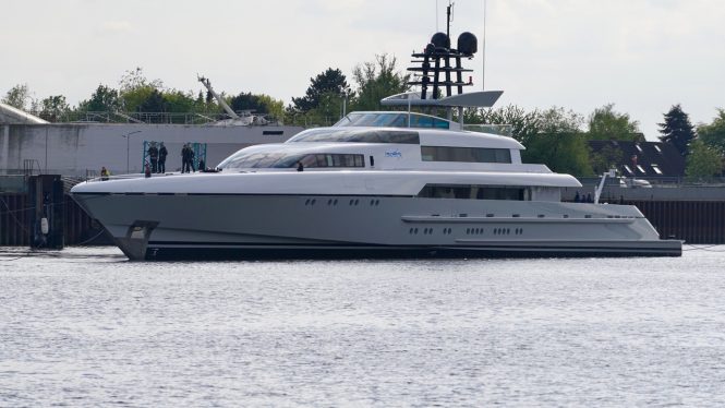 Dragonfly at Lurssen - Photo DrDuu