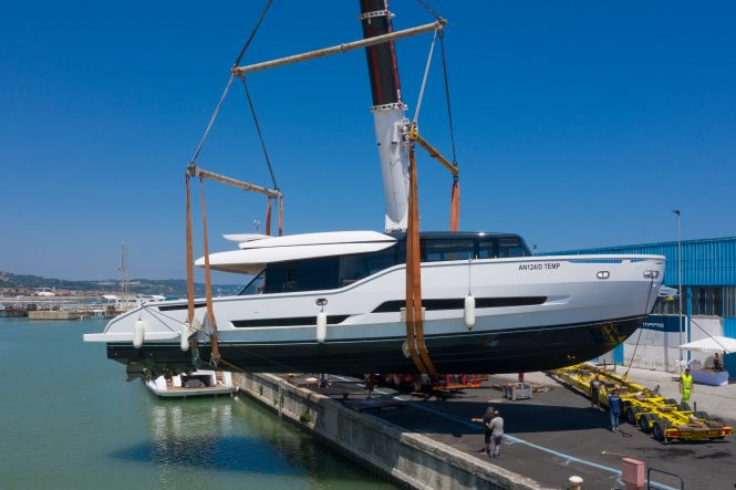 Motor yacht EXTRA 86 Fast hits the water