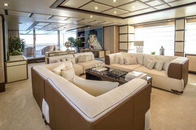 Elegant and inviting saloon