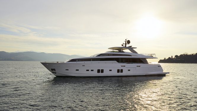 32m Sanlorenzo motor yacht DINAIA offering 10% off in Greece