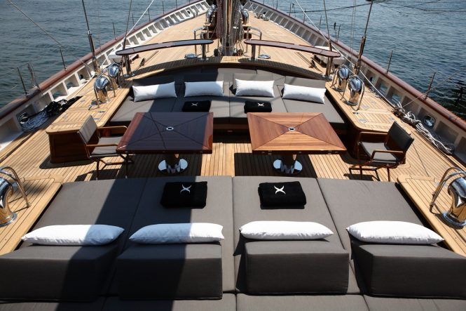 Bow seating arrangement