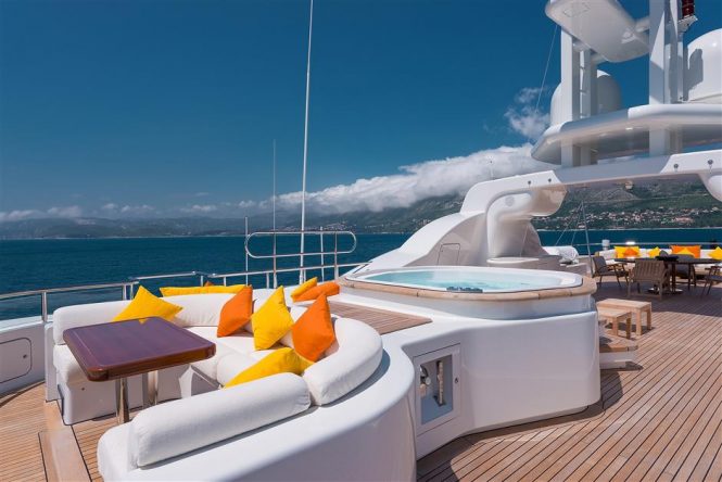 Sun deck Jacuzzi