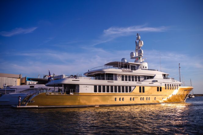 Following fashions: Superyacht BELLAMI.COM transforms with a golden vinyl hull from LuxWrap