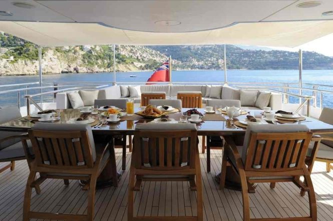 Aft alfresco dining