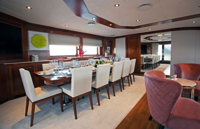 Fantastic saloon with a dining table and great art work throughout