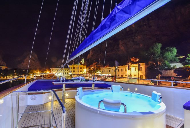 On deck Jacuzzi for romantic and relaxing evenings