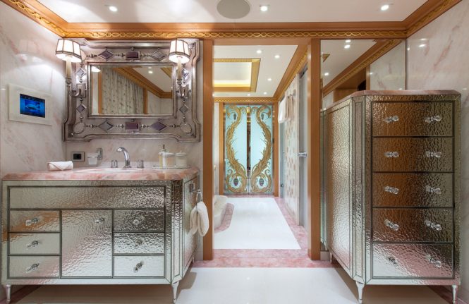 Owner's bathroom - Photo by Klaus Jordan