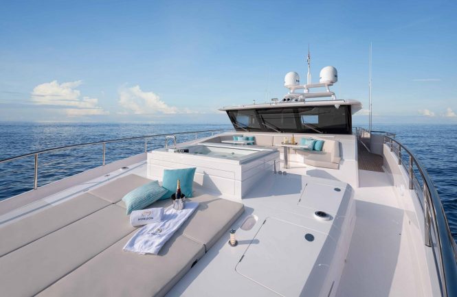 foredeck - sistership - Photo © Horizon