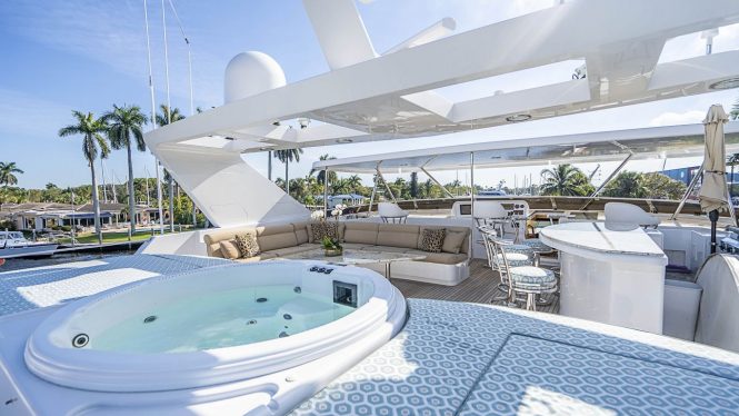 Bridge deck Jacuzzi