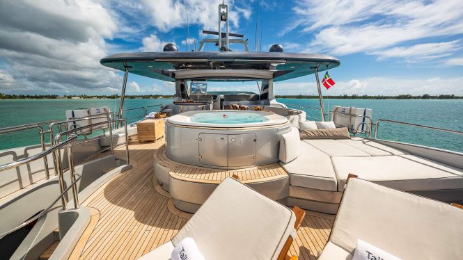sun deck Jacuzzi