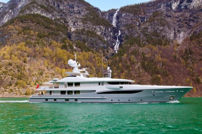 Superyacht LIND