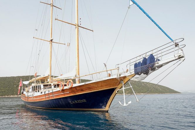 Charter timeless sailing yacht La Reine in the Eastern Mediterranean