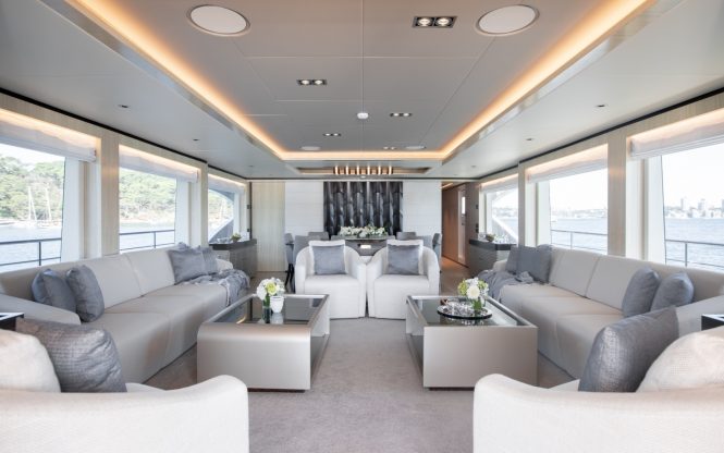 Elegant saloon with clean design and comfortable furniture