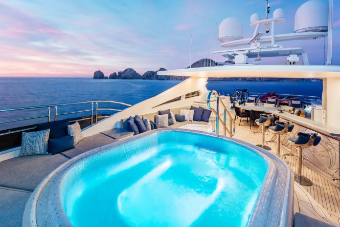 sun deck Jacuzzi