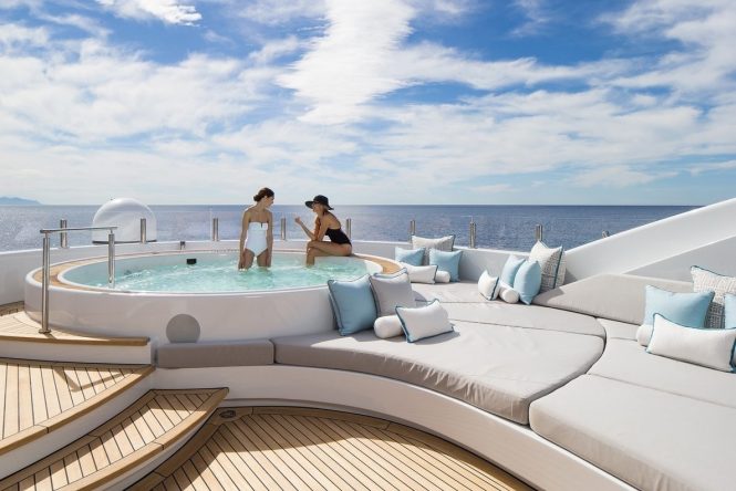 Sunbathing area and Jacuzzi