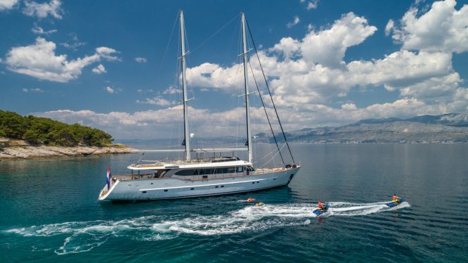 In video: Life on board luxury sailing yacht Navilux