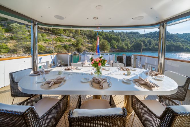 dining set up alfresco