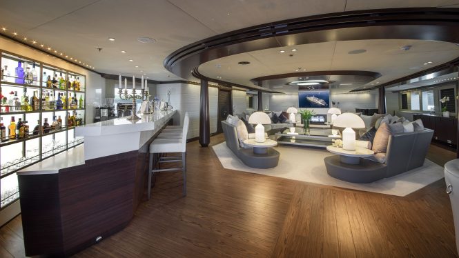 Bar and saloon area