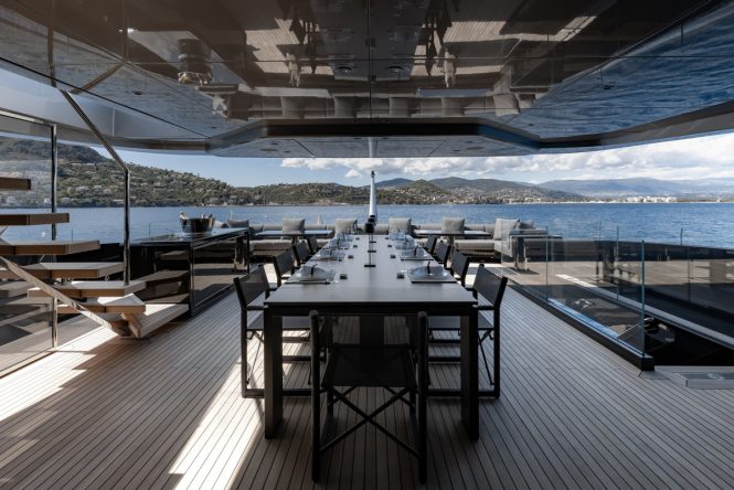 bridge deck dining area - Photo © Blue iProd