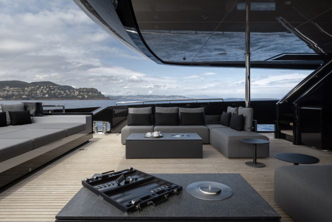 main deck - seating - Photo © Blue iProd