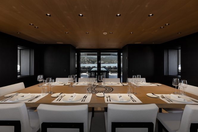 upper saloon dining - Photo © Blue iProd