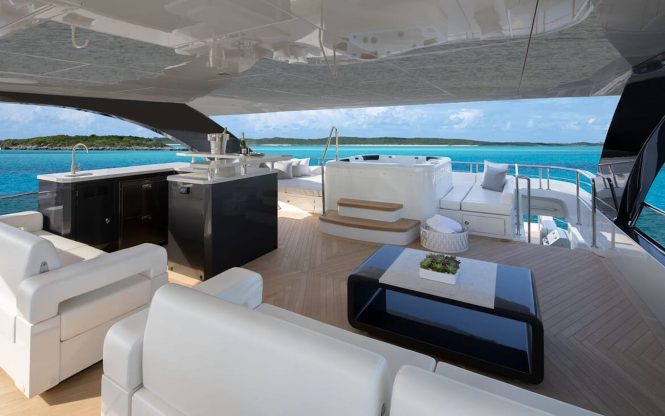Flybridge with a Jacuzzi