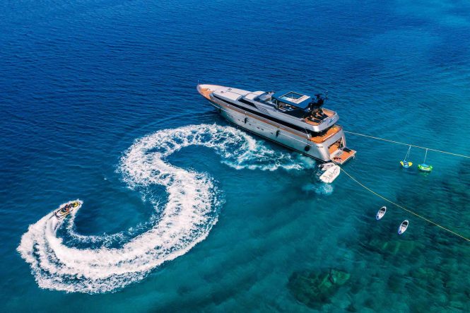 10% off luxury yacht OVAL in the Greece charter grounds