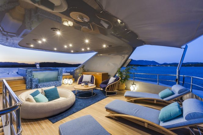 Sundeck with a Jacuzzi