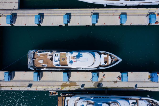 Motor yacht HEEUS